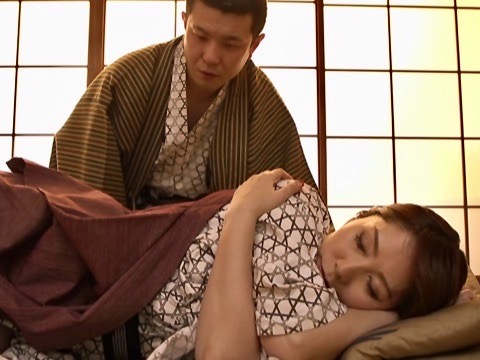翔田千里：いつのまにか眠ってしまい、目を覚ますと目の前には勃起チンポをシゴく息子!!